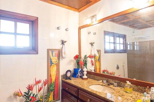 Banheiro Social de casa à venda com 4 quartos, 500m² em Badu, Niterói