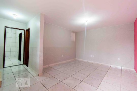 Sala de casa para alugar com 1 quarto, 35m² em Taguatinga Norte (taguatinga), Brasília