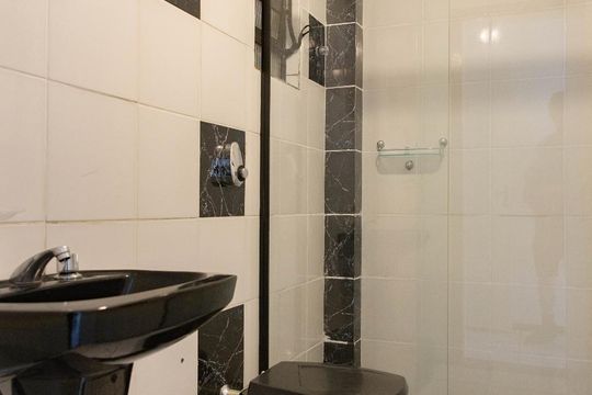 Banheiro de apartamento para alugar com 3 quartos, 70m² em Passo da Areia, Porto Alegre