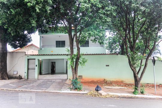 Fachada de casa à venda com 4 quartos, 240m² em St. Leste Universitário, Goiânia