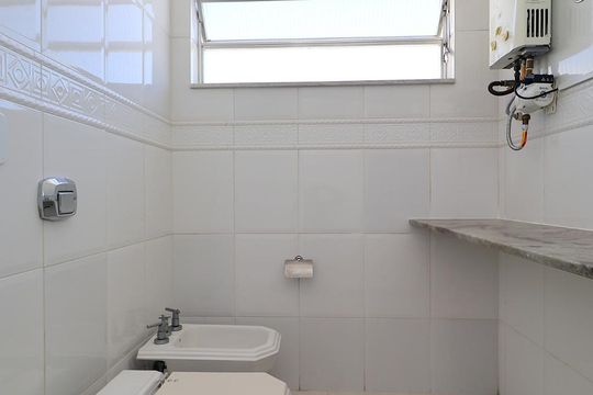 Banheiro Suite. de apartamento para alugar com 3 quartos, 120m² em Copacabana, Rio de Janeiro