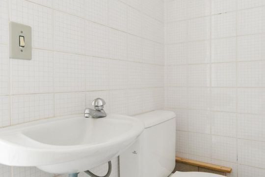 Banheiro de serviço de apartamento para alugar com 2 quartos, 60m² em Parque Terra Nova, São Bernardo do Campo