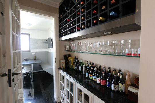 corredor de apartamento para alugar com 3 quartos, 176m² em Vila Suzana, São Paulo