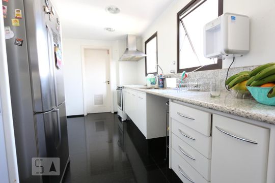cozinha de apartamento para alugar com 3 quartos, 176m² em Vila Suzana, São Paulo