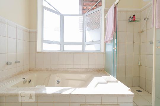 Banheiro da Suíte de casa à venda com 4 quartos, 350m² em Condomínio Jardim Botânico , Campinas