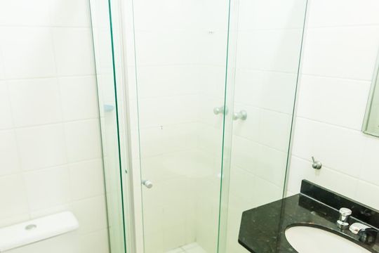 Banheiro de apartamento para alugar com 2 quartos, 72m² em Petrópolis, Porto Alegre