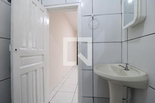 Banheiro de casa para alugar com 1 quarto, 50m² em Vila Ré, São Paulo