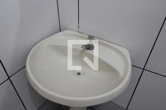 Banheiro de casa para alugar com 1 quarto, 50m² em Vila Ré, São Paulo