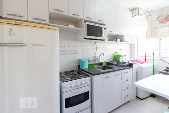 Cozinha de apartamento à venda com 2 quartos, 62m² em Centro, Curitiba