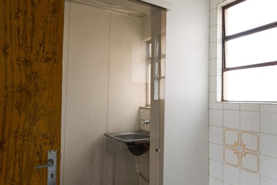 Cozinha (Detalhe porta de vidro) de apartamento para alugar com 3 quartos, 75m² em Pampulha, Belo Horizonte