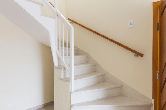 Escada para o piso superior de casa à venda com 3 quartos, 140m² em Parque Jabaquara, São Paulo