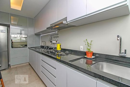 Cozinha de apartamento à venda com 2 quartos, 80m² em Jardim do Salso, Porto Alegre