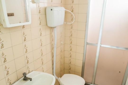 Banheiro de apartamento à venda com 1 quarto, 43m² em Sarandi, Porto Alegre