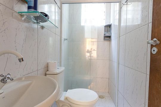 Banheiro de apartamento para alugar com 1 quarto, 23m² em Lagoa da Conceição, Florianópolis