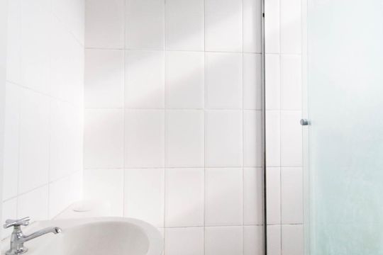 Banheiro de kitnet/studio à venda com 1 quarto, 21m² em Centro Histórico, Porto Alegre