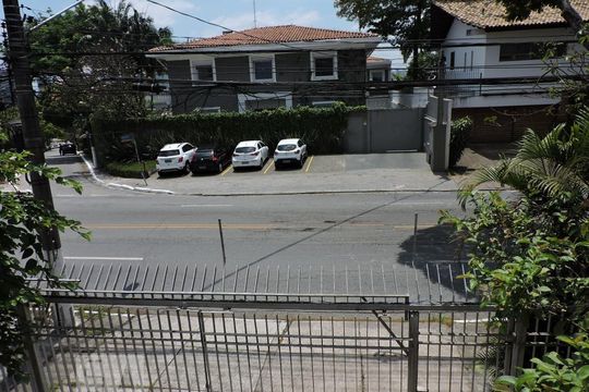 Vista da Rua de casa à venda com 5 quartos, 800m² em Jardim Guedala, São Paulo
