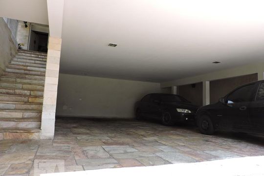 Garagem de casa à venda com 5 quartos, 800m² em Jardim Guedala, São Paulo