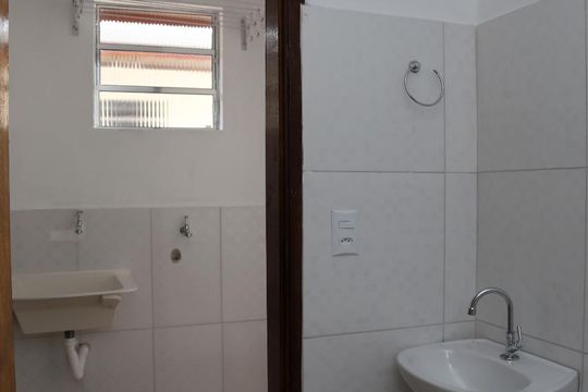 Banheiro de apartamento para alugar com 1 quarto, 25m² em Parque Pinheiros, Taboão da Serra