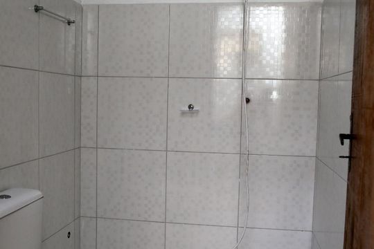 Banheiro de apartamento para alugar com 1 quarto, 25m² em Parque Pinheiros, Taboão da Serra