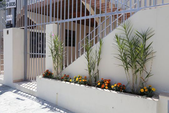 Fachada de apartamento para alugar com 1 quarto, 25m² em Parque Pinheiros, Taboão da Serra