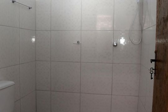 Banheiro de apartamento para alugar com 1 quarto, 25m² em Parque Pinheiros, Taboão da Serra