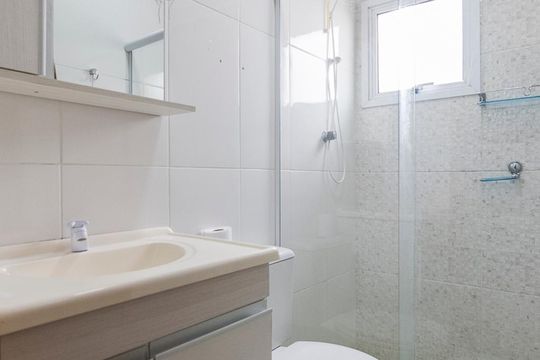 Banheiro de apartamento para alugar com 2 quartos, 40m² em Parque Bandeirante, Santo André