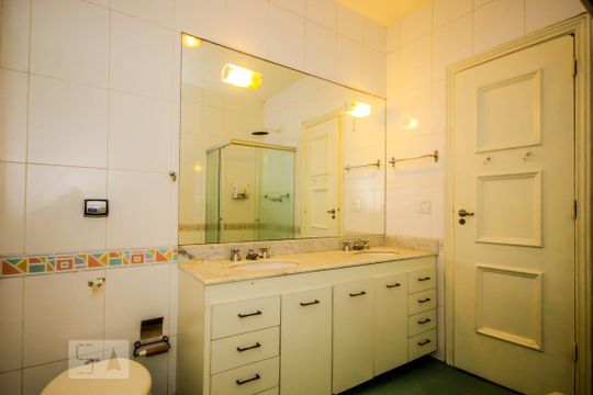 Banheiro Social  de apartamento para alugar com 3 quartos, 230m² em Copacabana, Rio de Janeiro