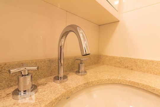 Banheiro de apartamento à venda com 1 quarto, 38m² em Campo Belo, São Paulo