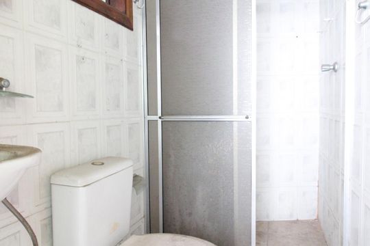 Banheiro de Serviço de casa à venda com 3 quartos, 360m² em Santa Teresinha, São Paulo