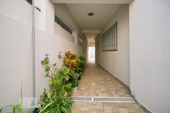 Corredor de entrada de casa para alugar com 2 quartos, 74m² em Vila Carrão, São Paulo