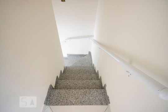 Escada de casa para alugar com 2 quartos, 74m² em Vila Carrão, São Paulo