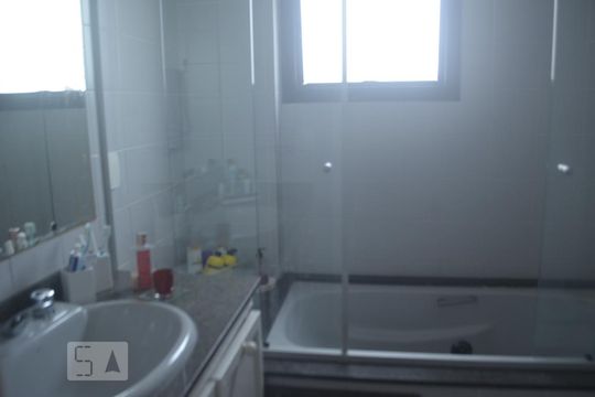 Banheiro de apartamento à venda com 3 quartos, 130m² em Real Parque, São Paulo