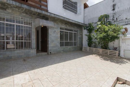 Entrada 1 de casa à venda com 3 quartos, 400m² em Vila Baruel, São Paulo
