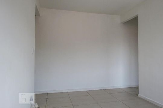 Sala de apartamento para alugar com 2 quartos, 75m² em Km 18, Osasco