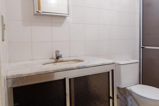 Banheiro de kitnet/studio para alugar com 1 quarto, 47m² em Centro, Campinas