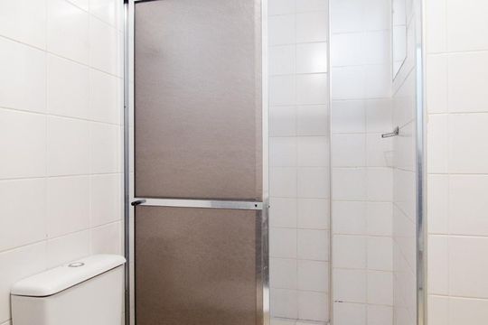 Banheiro de kitnet/studio para alugar com 1 quarto, 47m² em Centro, Campinas