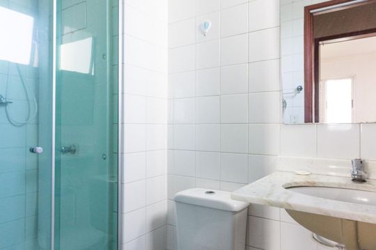 Banheiro de apartamento para alugar com 2 quartos, 50m² em Piqueri, São Paulo