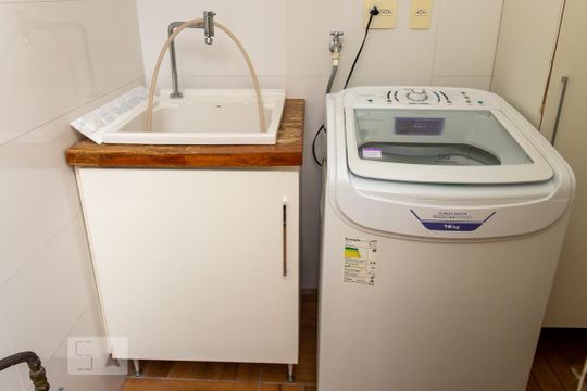 Área de serviço de casa de condomínio para alugar com 2 quartos, 160m² em Vila Gumercindo, São Paulo