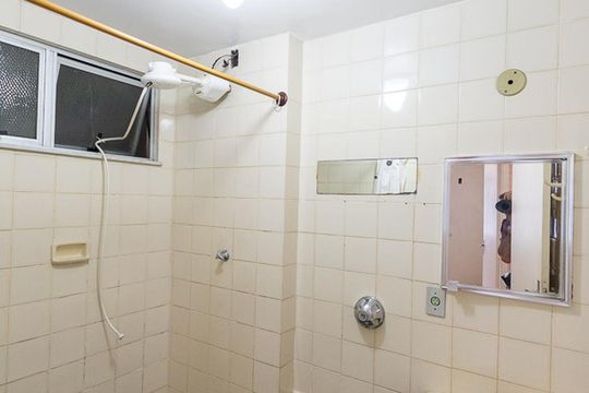 Banheiro de apartamento para alugar com 1 quarto, 50m² em Centro, Niterói