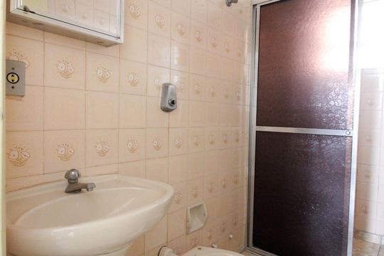 Banheiro de apartamento para alugar com 2 quartos, 50m² em Carandiru, São Paulo