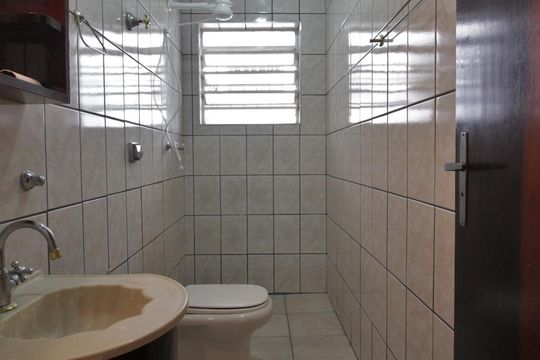 Banheiro da suíte de casa para alugar com 3 quartos, 121m² em Real Parque, São Paulo