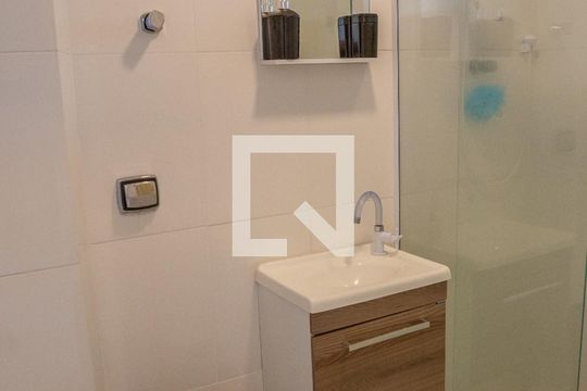 Banheiro de apartamento à venda com 2 quartos, 56m² em Água Branca, São Paulo
