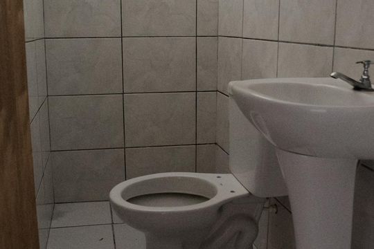 Banheiro de casa para alugar com 2 quartos, 60m² em Jardim Leblon, Belo Horizonte