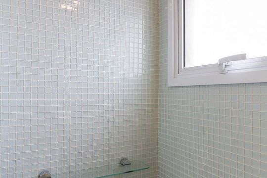 Banheiro de kitnet/studio para alugar com 1 quarto, 32m² em Pinheiros, São Paulo