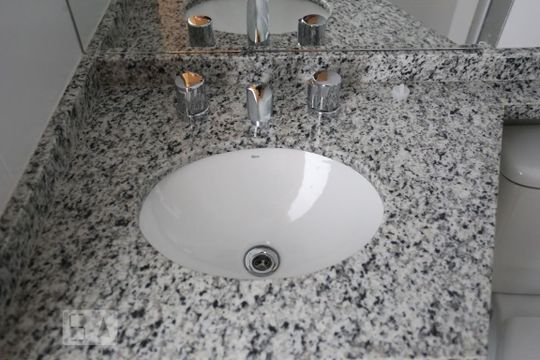 Banheiro de apartamento para alugar com 1 quarto, 20m² em República, São Paulo