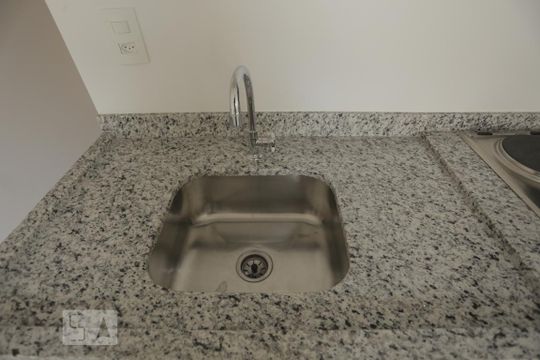 Cozinha de apartamento para alugar com 1 quarto, 20m² em República, São Paulo