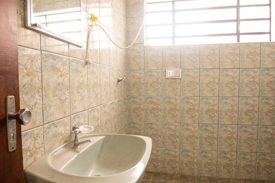 banheiro  de casa à venda com 3 quartos, 147m² em Vila Lemos, Campinas