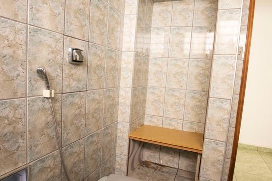 banheiro  de casa à venda com 3 quartos, 147m² em Vila Lemos, Campinas