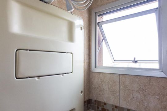 Banheiro de apartamento à venda com 2 quartos, 50m² em Vila Roque, São Paulo