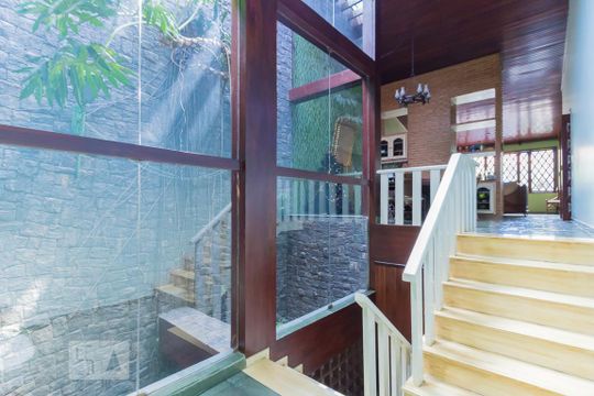 Escada de casa para alugar com 7 quartos, 702m² em Itaquera, São Paulo